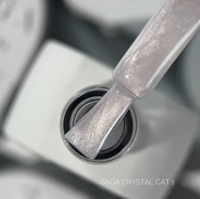 Гель-лак SAGA Professional Gel Polish Crystal Cat №01 Бежево-сріблястий нюд з ефектом котячого ока, 10 мл 